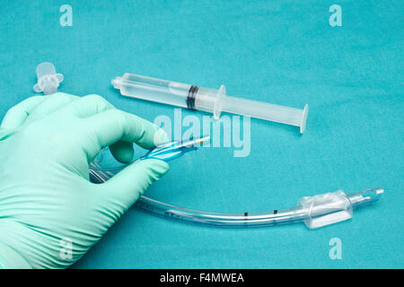 Coffed Endotrachealtubus mit Füllung Spritze auf steriles Tuch. Stockfoto