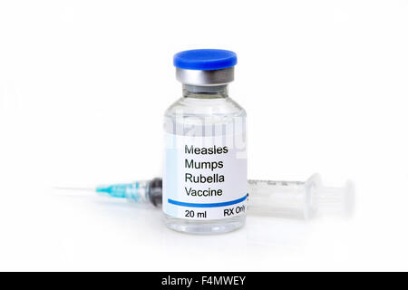 Masern, Mumps, Röteln, Virus-Impfstoff und Spritze auf weißem Hintergrund. Stockfoto
