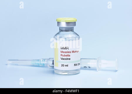 Masern, Mumps, Röteln, Virus-Impfstoff und Spritze auf blauem Hintergrund. Stockfoto