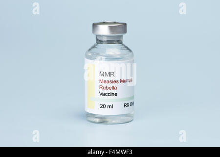 Masern, Mumps, Röteln, Virus-Impfstoff Fläschchen auf blauem Hintergrund. Stockfoto
