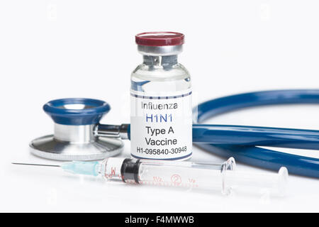 H1N1-Influenza-Virus-Impfung mit Spritze und Stethoskop. Stockfoto