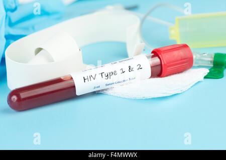 HIV Typ 1 und 2 Blutsammelröhrchen mit Schmetterling Katheter und Band. Stockfoto