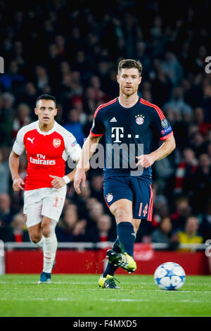 Emirates Stadium in London. 20. Oktober 2015. Xabi Alonso (Bayern), 20. Oktober 2015 - Fußball: Xabi Alonso des FC Bayern München in der Gruppenphase der UEFA Champions League Spiel zwischen Arsenal und FC Bayern München im Emirates Stadium in London. Bildnachweis: AFLO/Alamy Live-Nachrichten Stockfoto