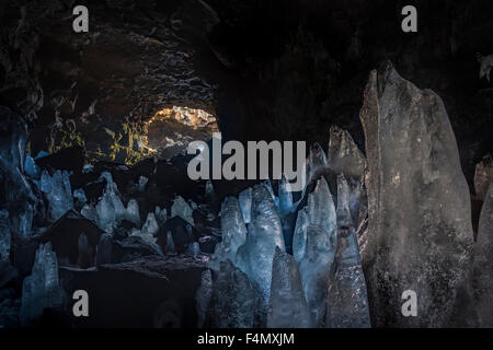 Eis-Stalagmiten in Raufarholshellir Lavaröhre, in der Nähe von Hveragerdi, Sudherland, Island. Stockfoto