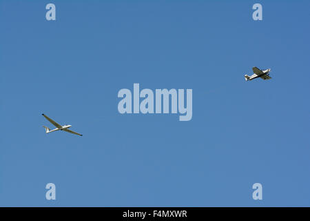 Segelflugzeug geschleppt hoch oben in den Himmel mit dem Flugzeug Stockfoto