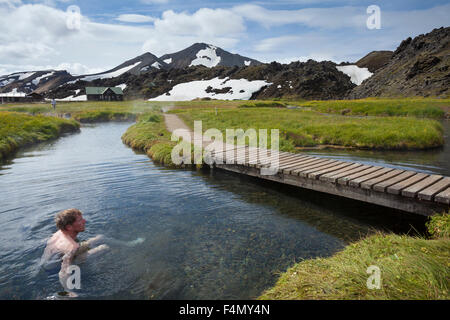 Schwimmer, genießen Sie die heißen Quellen von Landmannalaugar, Sudhurland, Island. Stockfoto