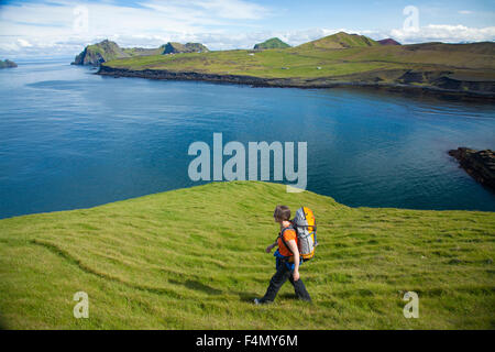 Wanderer erkunden die Storhofdi Halbinsel auf Heimaey Insel, Westmännerinseln, Sudhurland, Island. Stockfoto