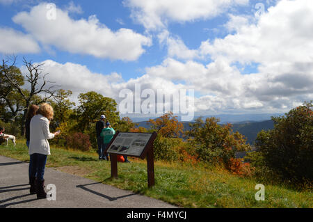 Herbstfarben entlang der Blue Ridge Parkway. Stockfoto