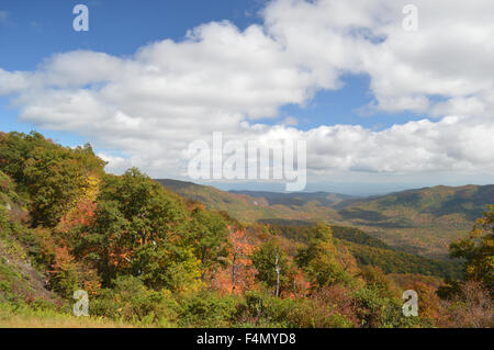 Herbstfarben entlang der Blue Ridge Parkway. Stockfoto