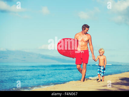 Vater und Sohn zusammen surfen. Sommerspaß outdoor-Lifestyle Stockfoto