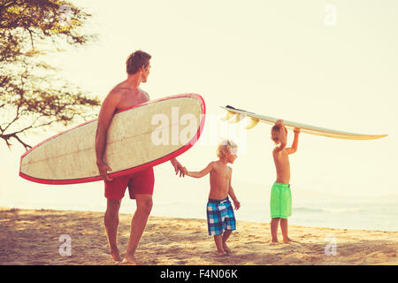 Vater und Söhne zusammen surfen. Sommerspaß outdoor-Lifestyle Stockfoto