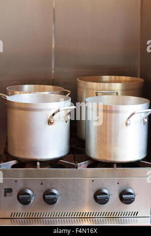 großen Topf auf einem Edelstahl-Gas-Herd in einer Restaurant-Küche Stockfoto