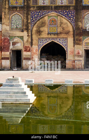 Details der schönen Wazir Khan Moschee in der Altstadt von Lahore, Pakistan Stockfoto