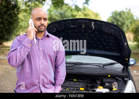 Man ruft die Pannenhilfe mit seiner Motorhaube öffnen Stockfoto