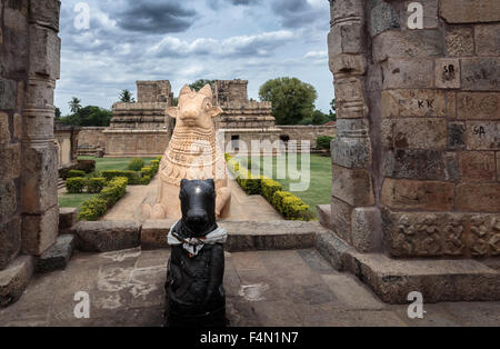 Riesigen Nandi-Stier am Eingang des alten Shiva-Tempel in Tamil Nadu, Indien Stockfoto