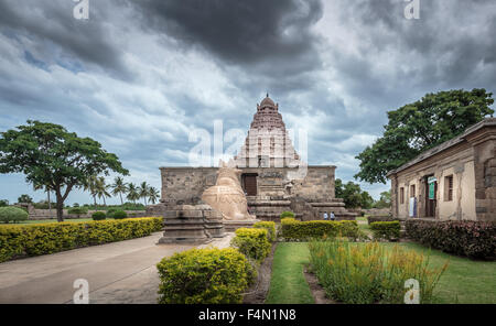 Riesigen Nandi-Stier am Eingang des alten Shiva-Tempel in Tamil Nadu, Indien Stockfoto