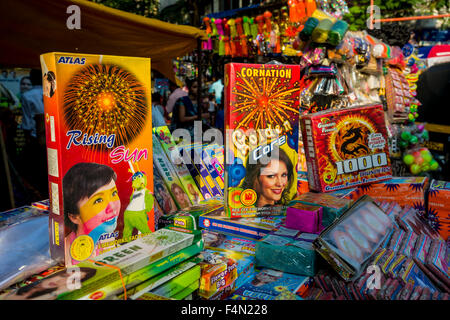 Feuerwerkskörper für diwali in verschiedenen Qualitäten sind für den Verkauf an ein Open-air-Markt Stockfoto