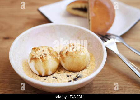 Mochi Eis mit Kinako (Soja-Pulver) und Kurmitsu (Melasse Zuckersirup) und Dorayaki Eis im Hintergrund Stockfoto