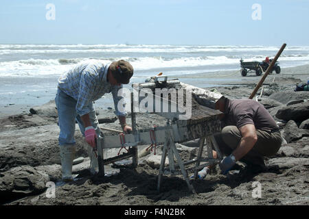 GREYMOUTH, Neuseeland, CIRCA 2006: Männer bereiten ein Sluicebox Strände mit schwarzem Sand für Gold in der Nähe von Greymouth arbeiten Stockfoto