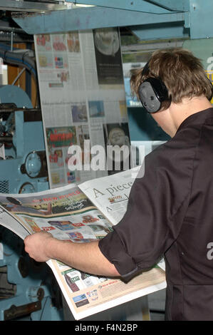 GREYMOUTH, Neuseeland, ca. 2007: Press Operator prüft Registrierung auf Zeitung während einer Auflage 2007, Greymouth, Stockfoto