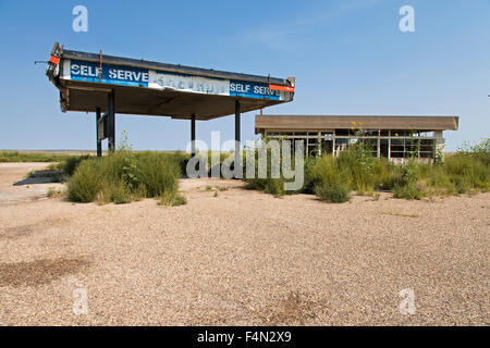 Eine geschlossene eine verlassene Standard-Chevron-Tankstelle an der Glenrio Ausfahrt der Interstate 40 in Texas. Stockfoto