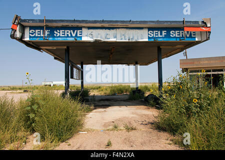 Eine geschlossene eine verlassene Standard-Chevron-Tankstelle an der Glenrio Ausfahrt der Interstate 40 in Texas. Stockfoto