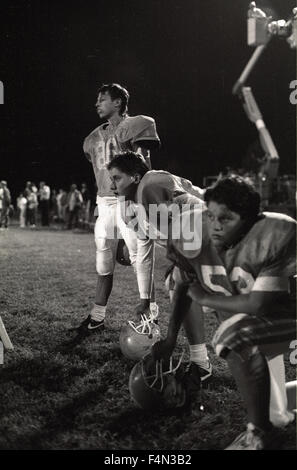 Junior Varsity Football-Spieler an der Seitenlinie Monache High School Stockfoto