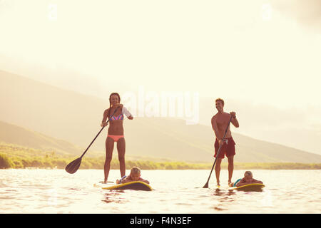 Familie Stand-up Paddeln bei Sonnenaufgang, Sommer Spaß outdoor-Lifestyle Stockfoto