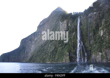 Stirling Wasserfall, Milford Sound, Fiordland, Neuseeland Stockfoto