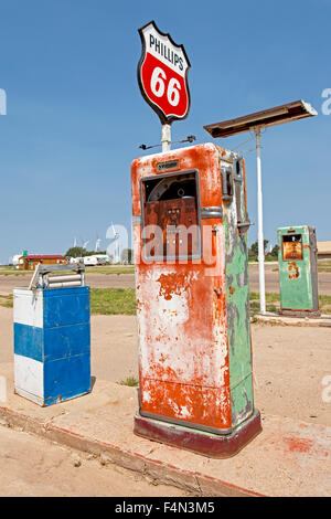 Alte Zapfsäulen an Phillips 66 Station entlang der Route 66 in Adrian, Texas Stockfoto