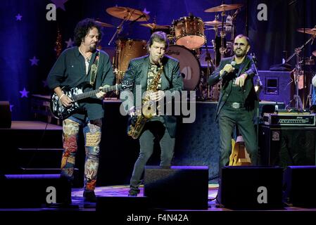 Toronto, Ontario, Kanada. 20. Oktober 2015. Ex-Beatle durchgeführt Schlagzeuger, Sänger/Songwriter RINGO STARR ausverkauften Show mit seinem All Stars Band am historischen Massey Hall in Toronto. Bandmitglieder: GREGG ROLIE, TODD RUNDGREN, RICHARD PAGE, WARREN Schinken, STEVE LUKATHER, GREGG BISSONETTE Credit: Igor Vidyashev/ZUMA Draht/Alamy Live News Stockfoto