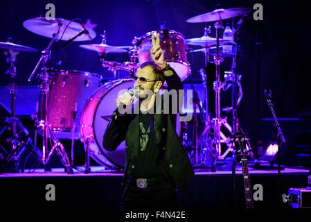 Toronto, Ontario, Kanada. 20. Oktober 2015. Ex-Beatle durchgeführt Schlagzeuger, Sänger/Songwriter RINGO STARR ausverkauften Show mit seinem All Stars Band am historischen Massey Hall in Toronto. Bandmitglieder: GREGG ROLIE, TODD RUNDGREN, RICHARD PAGE, WARREN Schinken, STEVE LUKATHER, GREGG BISSONETTE Credit: Igor Vidyashev/ZUMA Draht/Alamy Live News Stockfoto