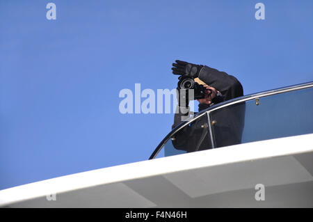 Fotograf auf Oberdeck des touristischen starten, Milford Sound, Fiordland, Neuseeland Stockfoto