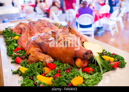 Ganze Schwein bei einer Hochzeit mit einem Apfel im Maul auf einem Tisch. Stockfoto