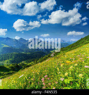 Schöne Aussicht von oben Seilbahn über dem Königssee-See auf Schneibstein Bergrücken. Grenze des deutschen und österreichischen Alpen, Stockfoto