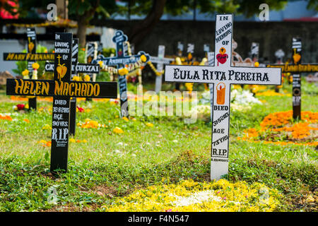 Der Friedhof mit Holzkreuzen an der St. Andreas Kirche Friedhof im Stadtteil bandra Stockfoto