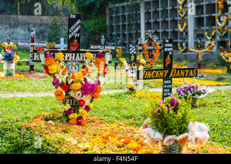 Der Friedhof mit Holzkreuzen an der St. Andreas Kirche Friedhof im Stadtteil bandra Stockfoto