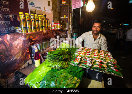 Eine streetvendor ist verkaufen Pan, Betelnuss, im Stadtteil Colaba Stockfoto