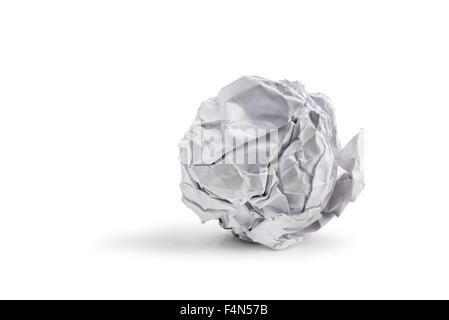 Papierkugel isoliert auf weiss Stockfoto