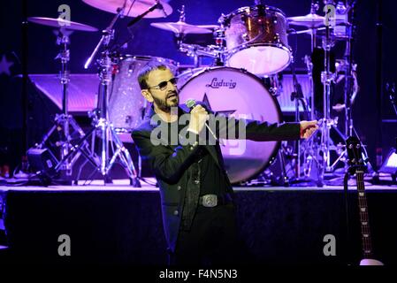 Toronto, Ontario, Kanada. 20. Oktober 2015. Ex-Beatle durchgeführt Schlagzeuger, Sänger/Songwriter RINGO STARR ausverkauften Show mit seinem All Stars Band am historischen Massey Hall in Toronto. Bandmitglieder: GREGG ROLIE, TODD RUNDGREN, RICHARD PAGE, WARREN Schinken, STEVE LUKATHER, GREGG BISSONETTE Credit: Igor Vidyashev/ZUMA Draht/Alamy Live News Stockfoto