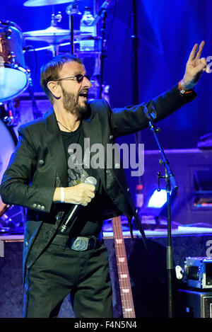 Toronto, Ontario, Kanada. 20. Oktober 2015. Ex-Beatle durchgeführt Schlagzeuger, Sänger/Songwriter RINGO STARR ausverkauften Show mit seinem All Stars Band am historischen Massey Hall in Toronto. Bandmitglieder: GREGG ROLIE, TODD RUNDGREN, RICHARD PAGE, WARREN Schinken, STEVE LUKATHER, GREGG BISSONETTE Credit: Igor Vidyashev/ZUMA Draht/Alamy Live News Stockfoto