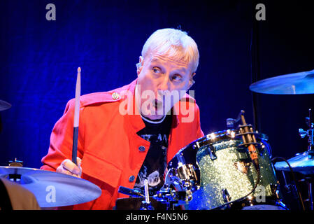 Toronto, Ontario, Kanada. 20. Oktober 2015. Ex-Beatle durchgeführt Schlagzeuger, Sänger/Songwriter RINGO STARR ausverkauften Show mit seinem All Stars Band am historischen Massey Hall in Toronto. Bandmitglieder: GREGG ROLIE, TODD RUNDGREN, RICHARD PAGE, WARREN Schinken, STEVE LUKATHER, GREGG BISSONETTE Credit: Igor Vidyashev/ZUMA Draht/Alamy Live News Stockfoto