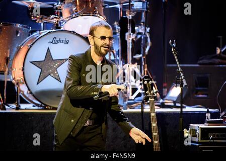 Toronto, Ontario, Kanada. 20. Oktober 2015. Ex-Beatle durchgeführt Schlagzeuger, Sänger/Songwriter RINGO STARR ausverkauften Show mit seinem All Stars Band am historischen Massey Hall in Toronto. Bandmitglieder: GREGG ROLIE, TODD RUNDGREN, RICHARD PAGE, WARREN Schinken, STEVE LUKATHER, GREGG BISSONETTE Credit: Igor Vidyashev/ZUMA Draht/Alamy Live News Stockfoto