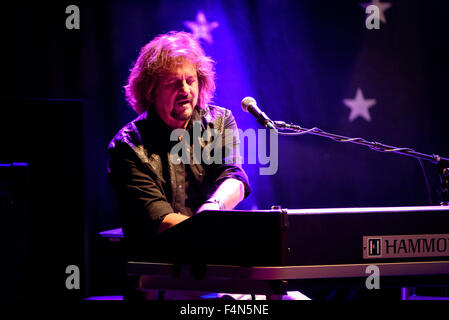 Toronto, Ontario, Kanada. 20. Oktober 2015. Ex-Beatle durchgeführt Schlagzeuger, Sänger/Songwriter RINGO STARR ausverkauften Show mit seinem All Stars Band am historischen Massey Hall in Toronto. Bandmitglieder: GREGG ROLIE, TODD RUNDGREN, RICHARD PAGE, WARREN Schinken, STEVE LUKATHER, GREGG BISSONETTE Credit: Igor Vidyashev/ZUMA Draht/Alamy Live News Stockfoto