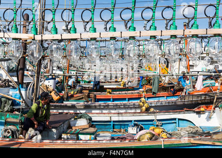 Jeju Insel Squid Fischerboote Leuchten und Fischer Stockfoto