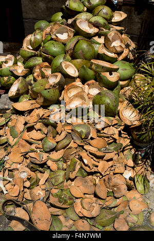 leere Shels von frischen Kokosnüssen auf Marktplatz in Tomohon Stadt, Nord-Sulawesi, Indonesien Stockfoto