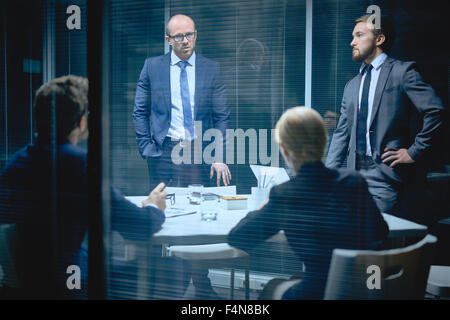 Moderne Business-Leute mit Treffen in Büro Stockfoto