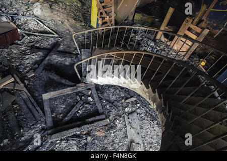 Verlassenes Industriegebäude Interieur. Rostige Wendeltreppe hinunter Stockfoto