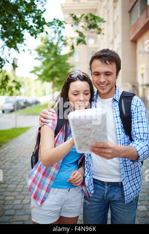 Junge Sweethearts Beratung Karte während der Fahrt Stockfoto