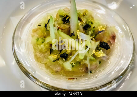 Wolfsbarsch Carpaccio mit Kaviar und grünem Apfelpulver. Stockfoto